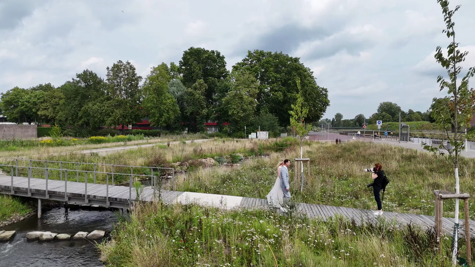 Brautpaar auf einem Steg in der Landschaft
