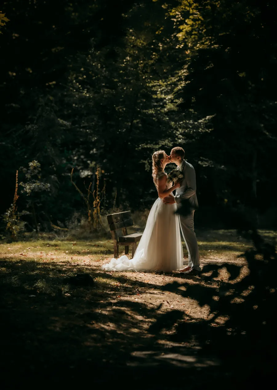 Paar im Waldlicht